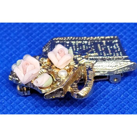 VNTG Gold Toned Picnic Basket Pin With Pastel Pink Roses & Pearls Brand 1928 - Picture 3 of 7